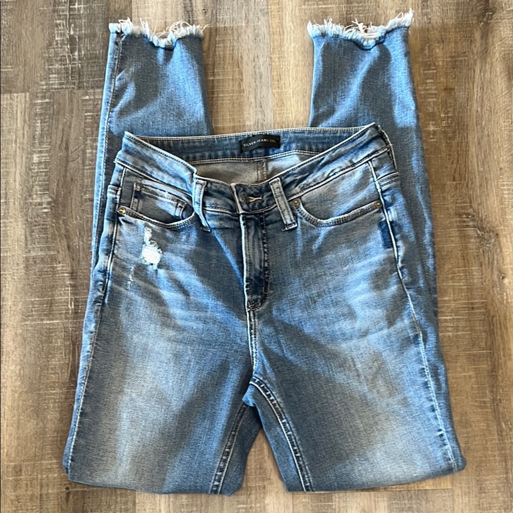 HOST PICK🎉🎉Silver Jeans Co Women's Blue Distressed Jeans